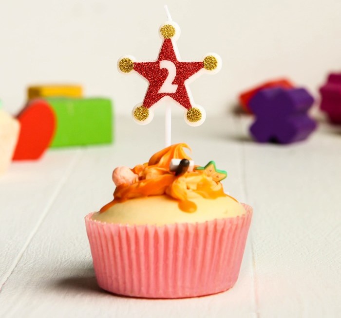картинка Свеча в торт цифра Дисней 2, Тачки, звезда,красно-золотые от магазина 2 Жирафа